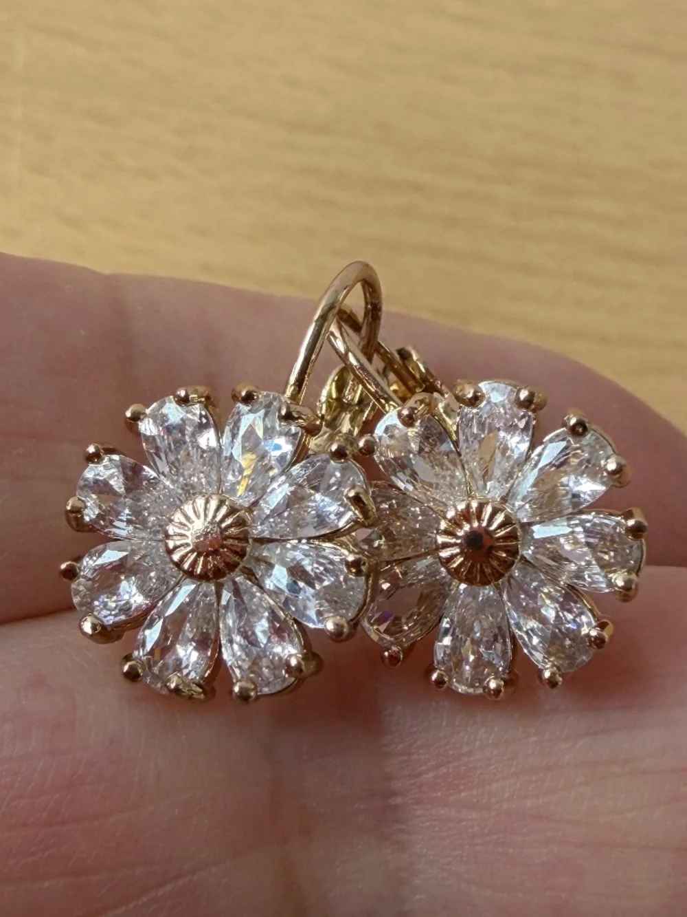 Rhinestones Crystals Daisy Flower Earrings Lever Back Locks Gold Tone Metal